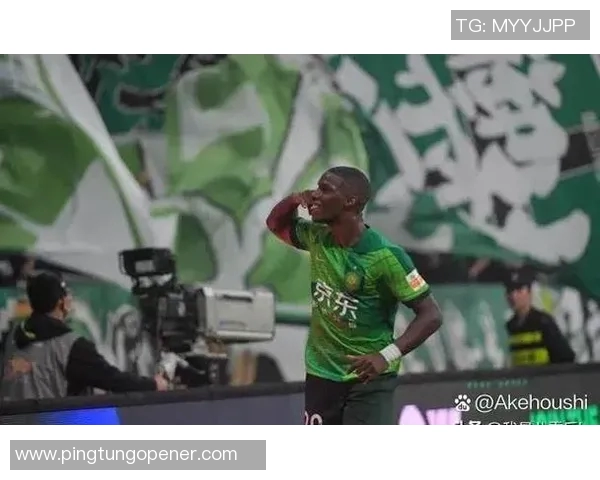 重庆与国安激战正酣精彩瞬间回顾与赛场氛围全景展示